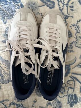 Skechers White and Navy Lace-Up Sneakers—Hotshot Kickoff size 9